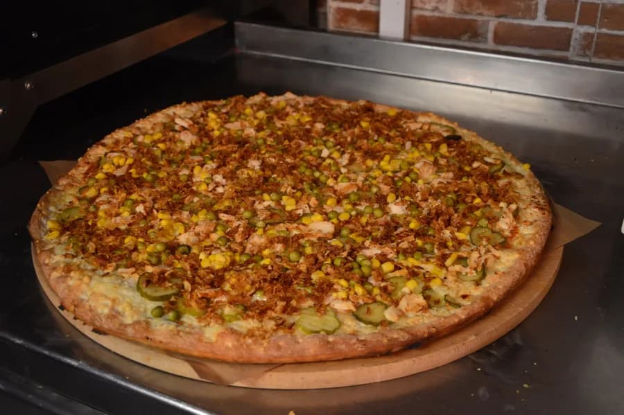 Pizza Jesienna: kebab drobiowy, ogórek konserwowy, kukurydza, groszek i chrupiąca cebula prażona