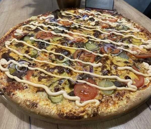 Pizza Cheeseburger: mięso mielone wołowe, pomidor, ogórek konserwowy, ser topiony i sos hamburgerowy