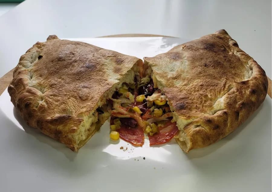 Rogal Meksykański z pieca, przekrojony: chorizo, kukurydza, fasola i papryka jalapeno