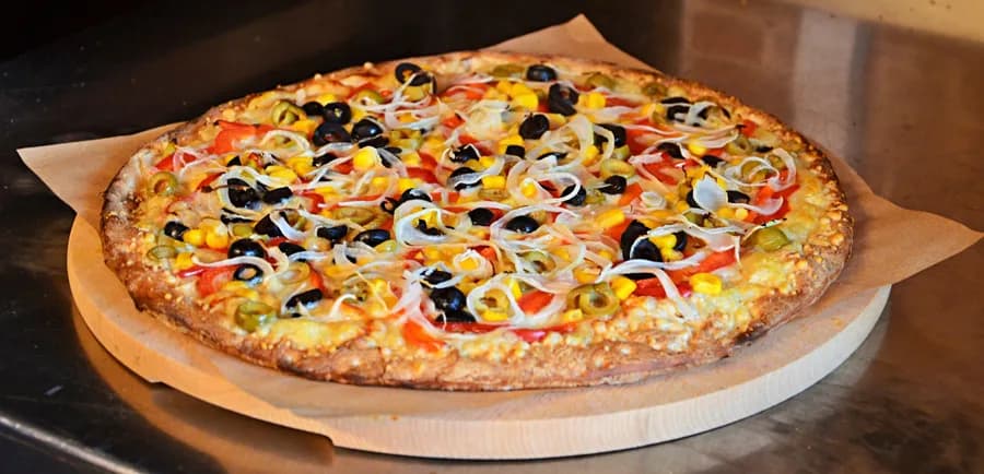 Pizza Tri Kolore: papryka, oliwki, kukurydza i cebula