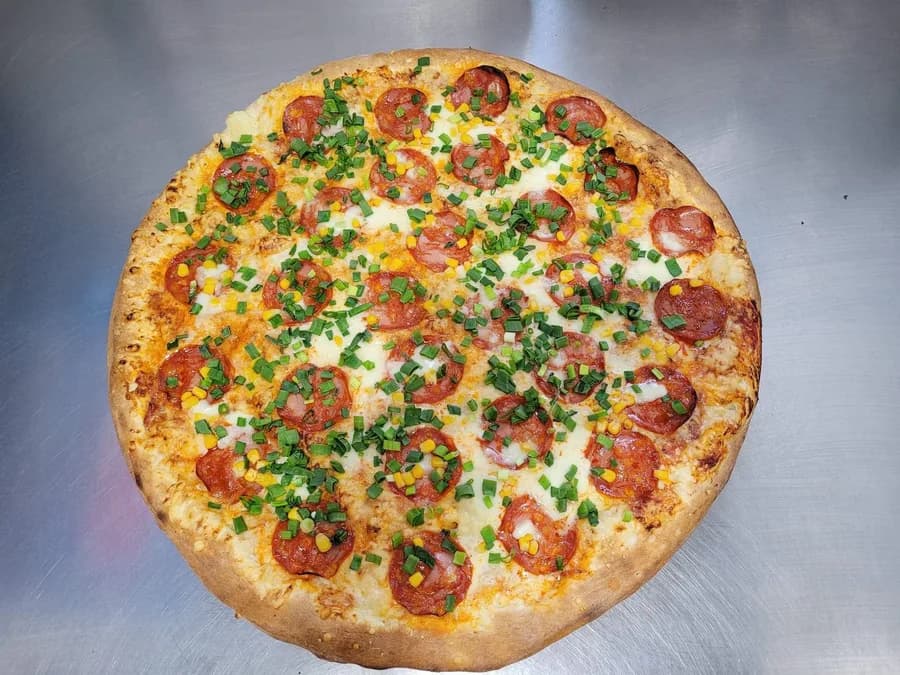 Pizza Chorizo: chorizo, kukurydza, mozzarella i świeży szczypiorek
